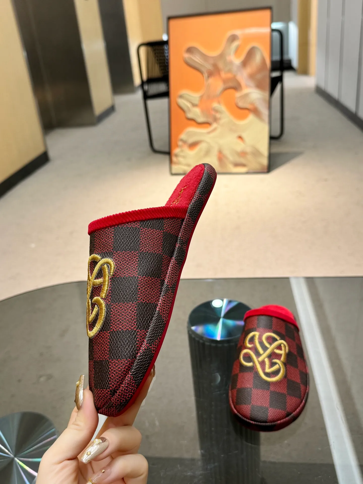 👟👟Ex-factory price 320👟👟 The 2024 couple’s counter features the latest hard goods of LV and Loewe co-branded slippers🆕 ✿Purchase level! Full of high-end feel! A popular model among bloggers at home and abroad, it’s retro and fashionable and looks amazing on your feet! Official website main recommendation code number 35-46